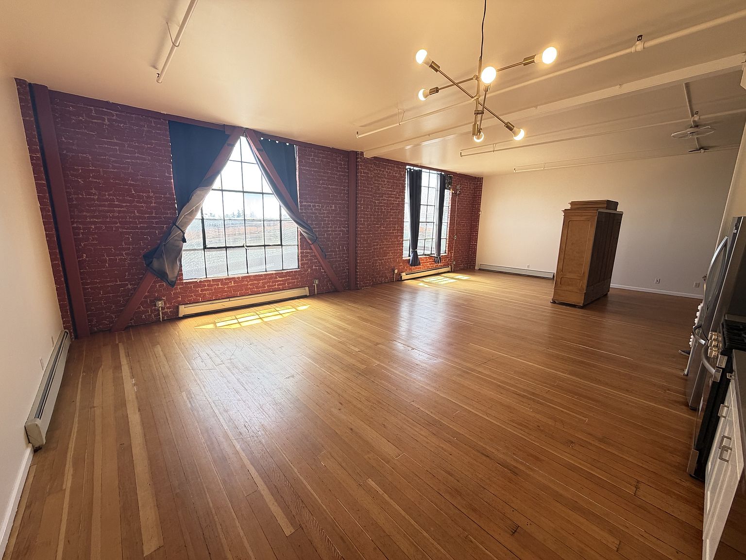 1018 4th Avenue - 1 photo 2