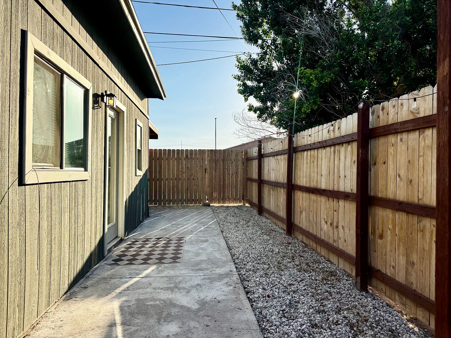 104 E Vista Del Cerro Dr photo 2