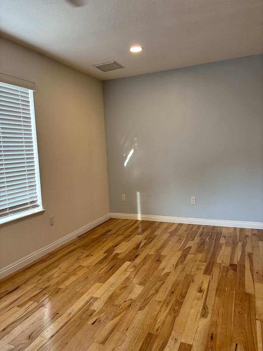 3029 W Orangewood Ave photo 4