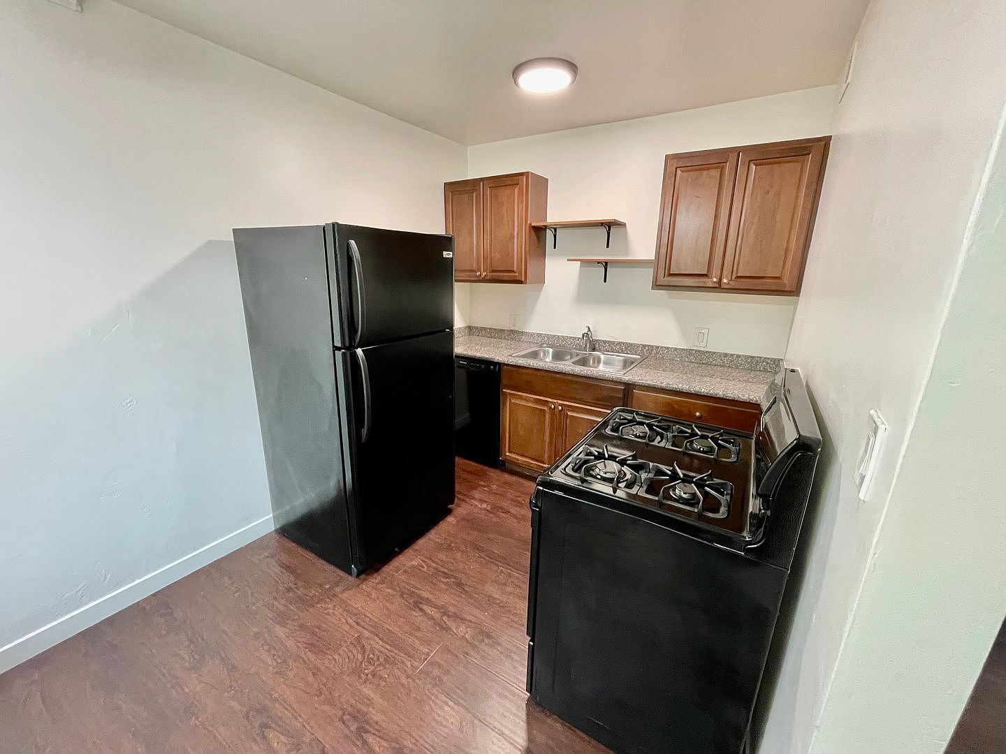 Spacious 2 Bed / 1 Bath Apartment In The Heart Of South Park! photo 3