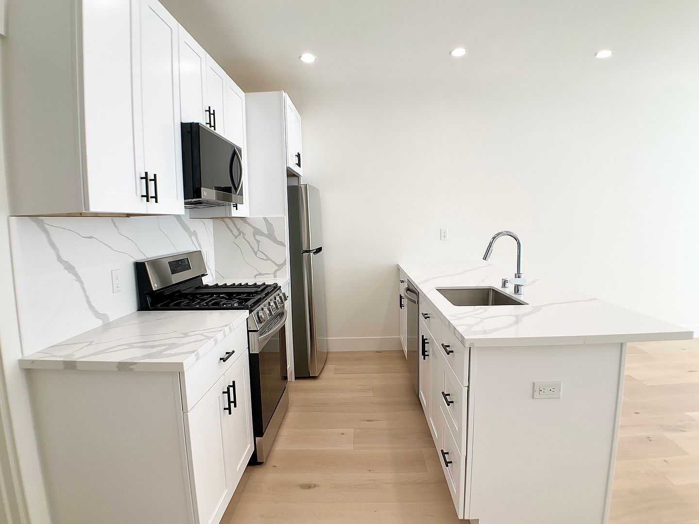 Stunning Remodel! Views! Top Floor! In Unit W/d! Parking Available! Roof Deck! photo 5