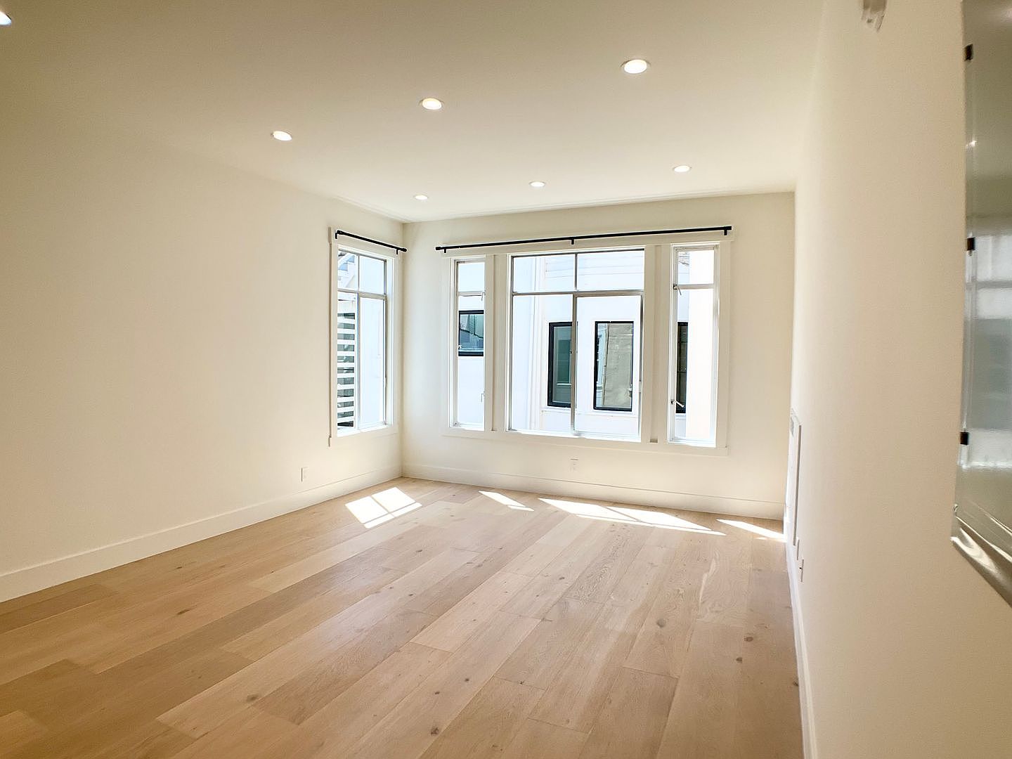 Stunning Remodel! Views! Top Floor! In Unit W/d! Parking Available! Roof Deck! photo 3