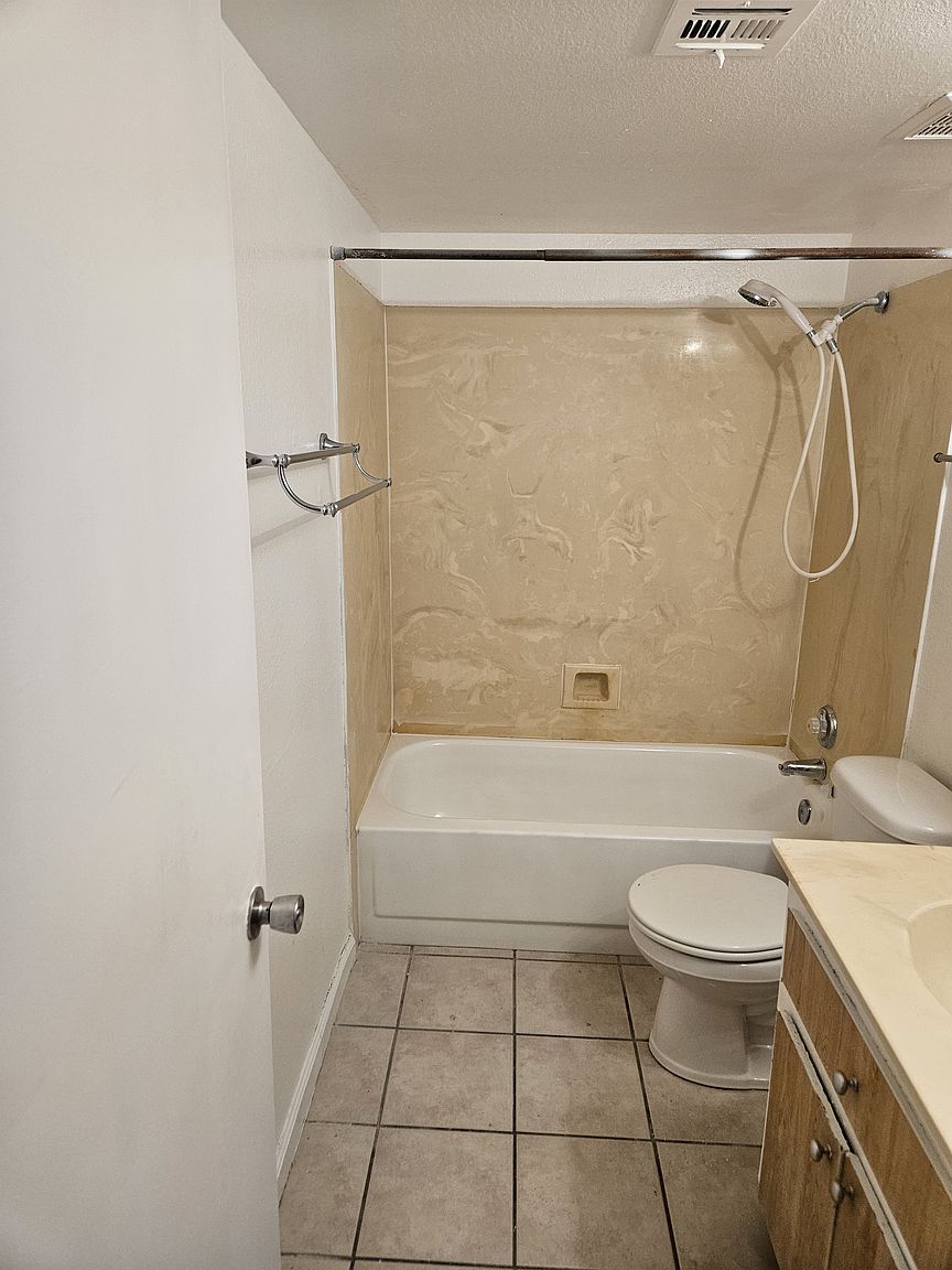LaMar Apartments photo 3