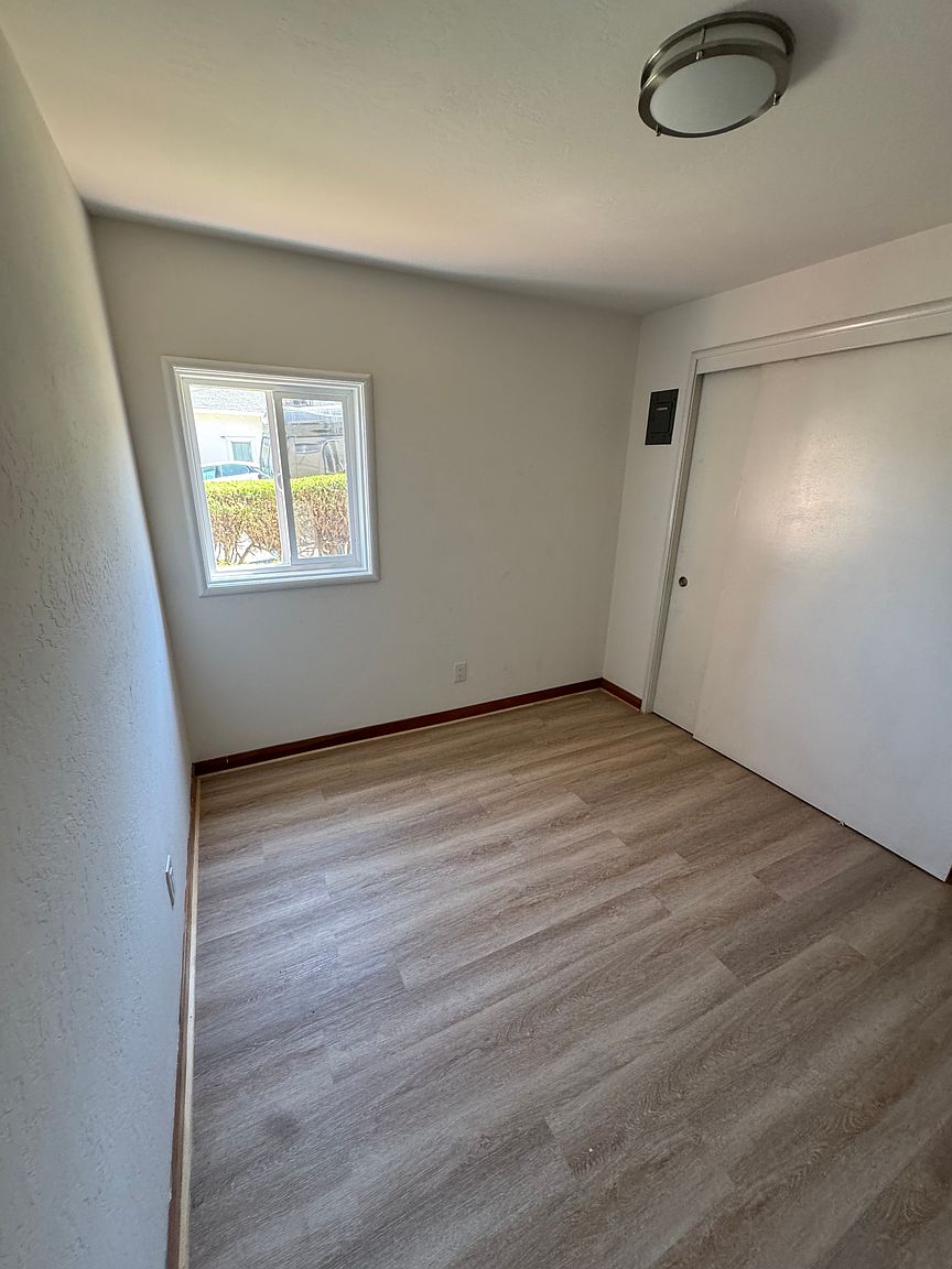 1605 Pomona St photo 3