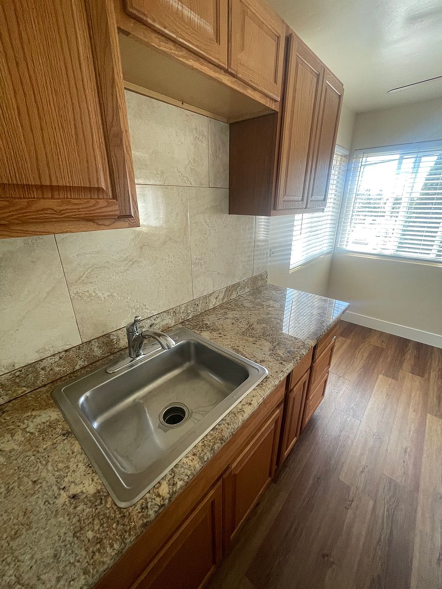 1BR/1BA Apartment on Camden St · Oakland photo 4