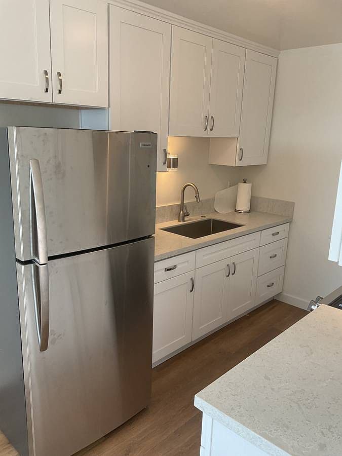 1581 Guy St photo 3