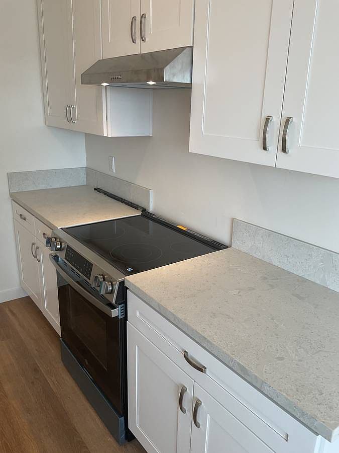 1581 Guy St photo 4
