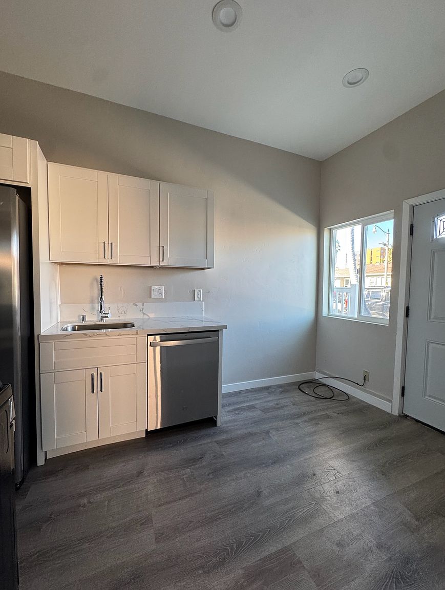 6249-6253 Dorothy Dr photo 3