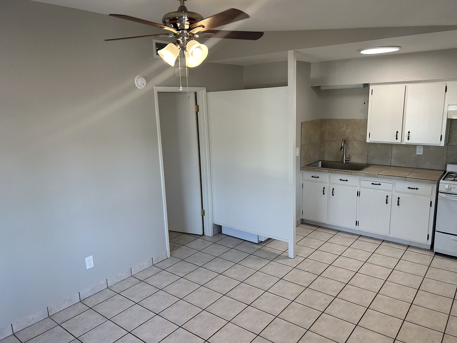 2025 S Forest Ave photo 4