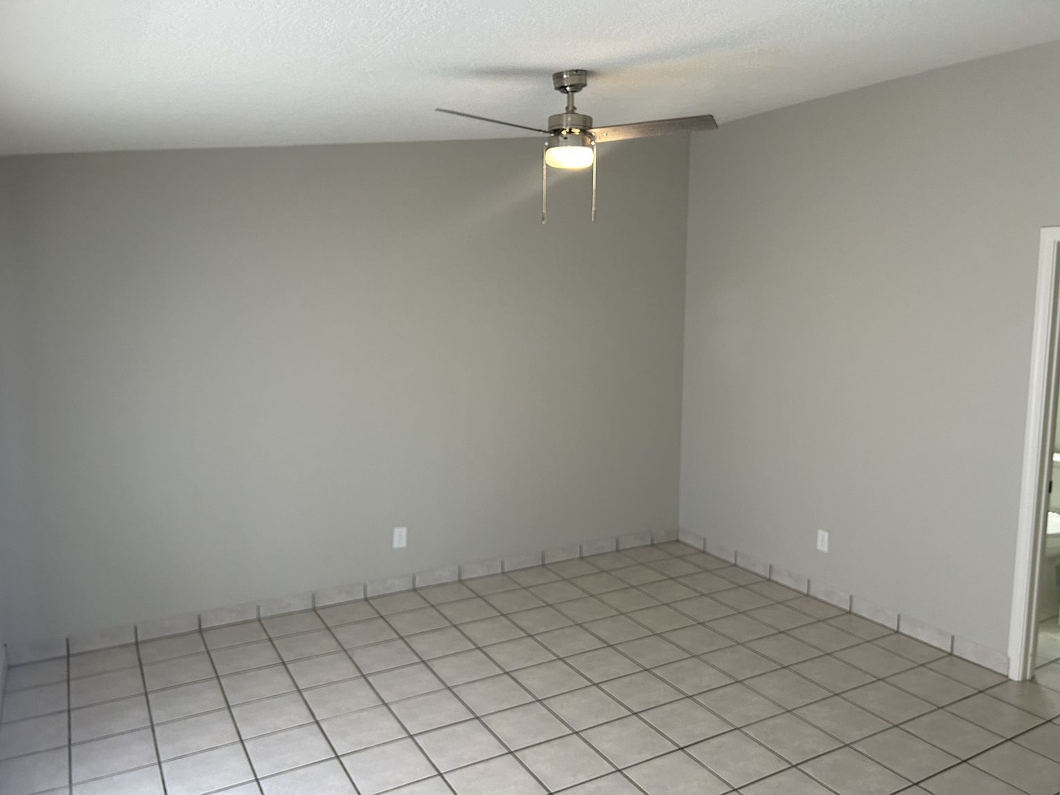 2033 S Forest Ave photo 5