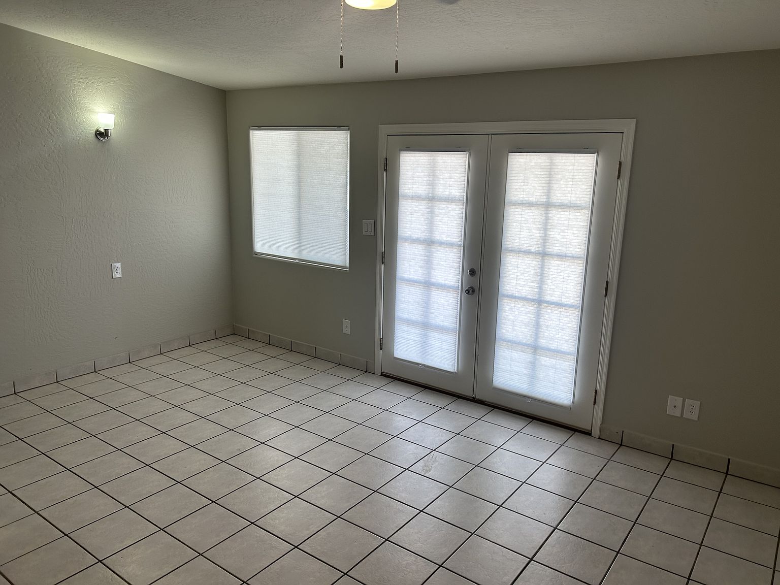 2033 S Forest Ave photo 4