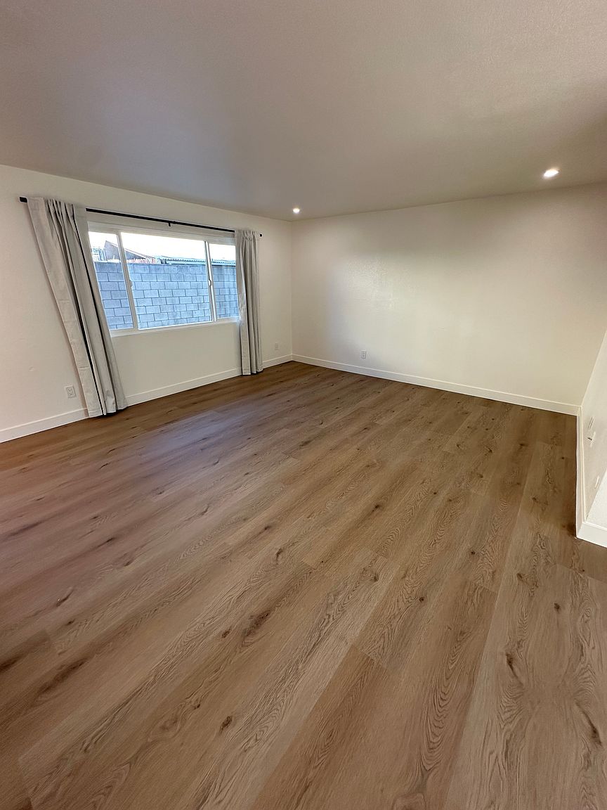 410 Zenith St photo 2