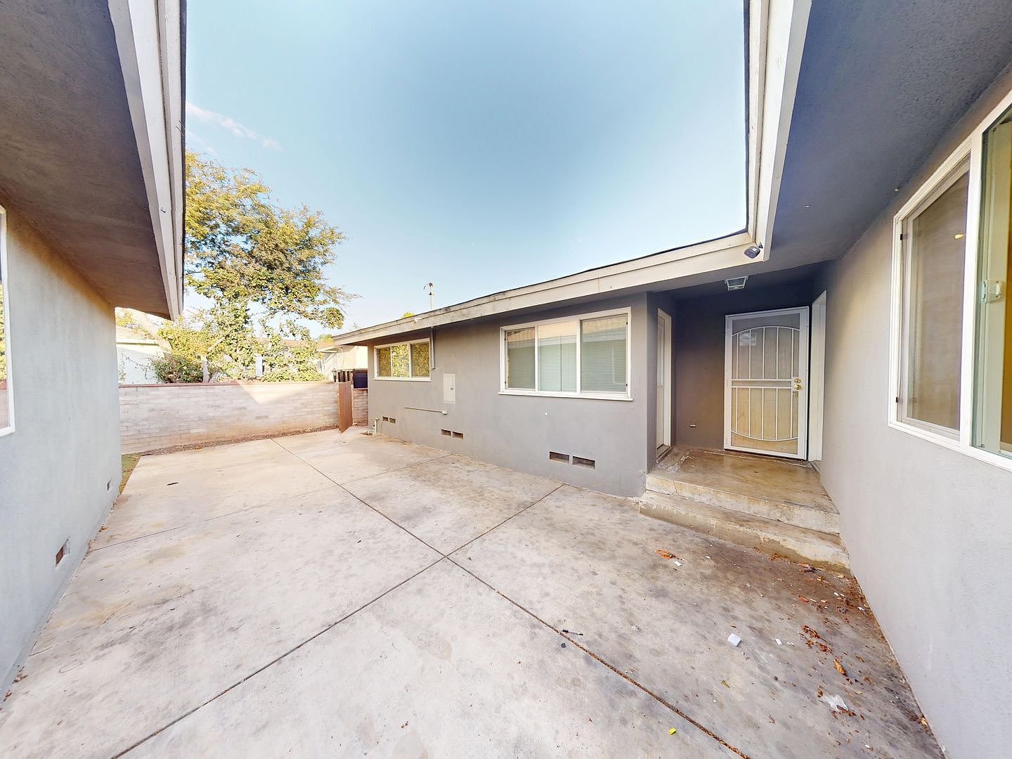 Massive 8 Bed / 4 Bath Home On Mary Lane - 2 Kitchens! Private Yard, Driveway, 8 Parking Permits Available! photo 5
