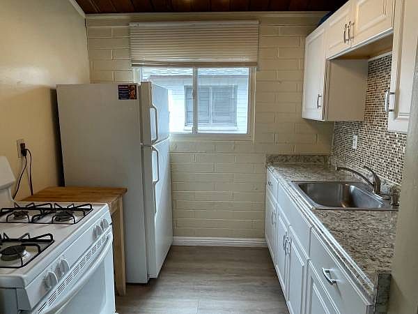 4464 Bond St photo 4