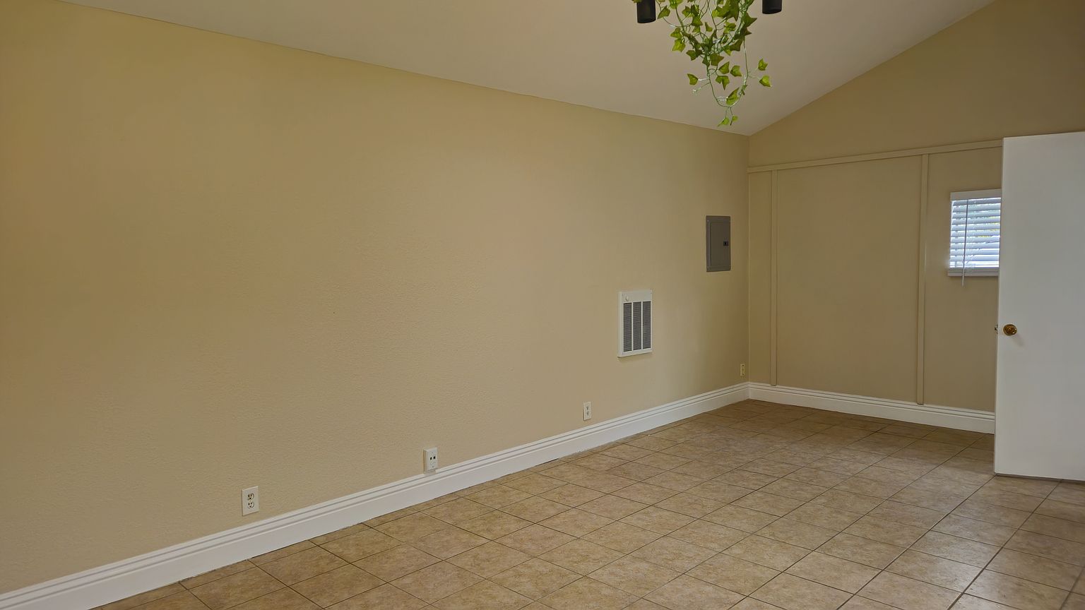 1BR/1BA Single Family House on Ruus Rd · Hayward photo 3
