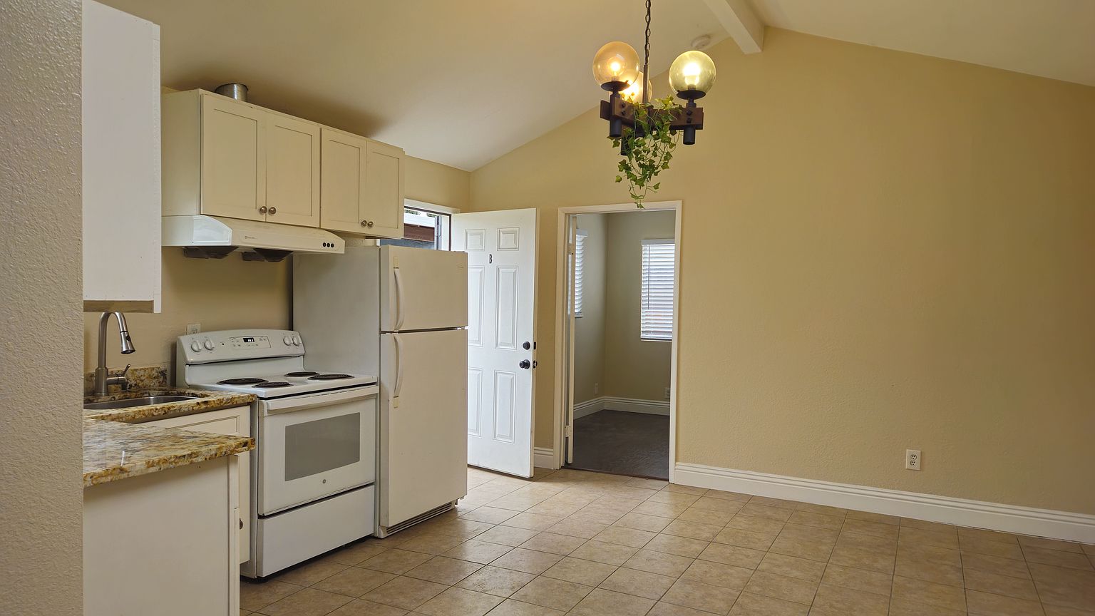 1BR/1BA Single Family House on Ruus Rd · Hayward photo 4