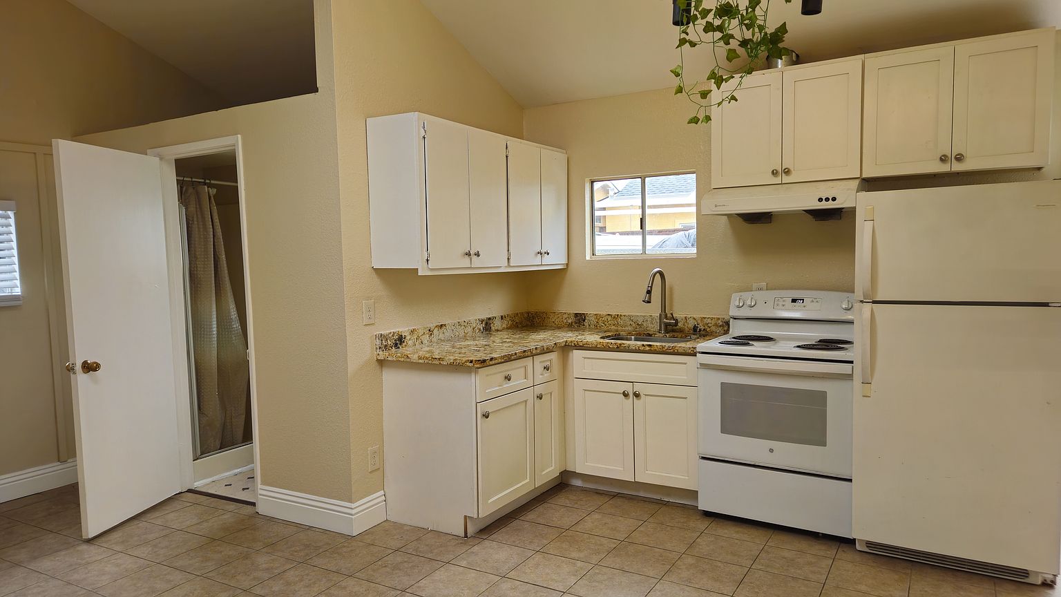 1BR/1BA Single Family House on Ruus Rd · Hayward photo 5