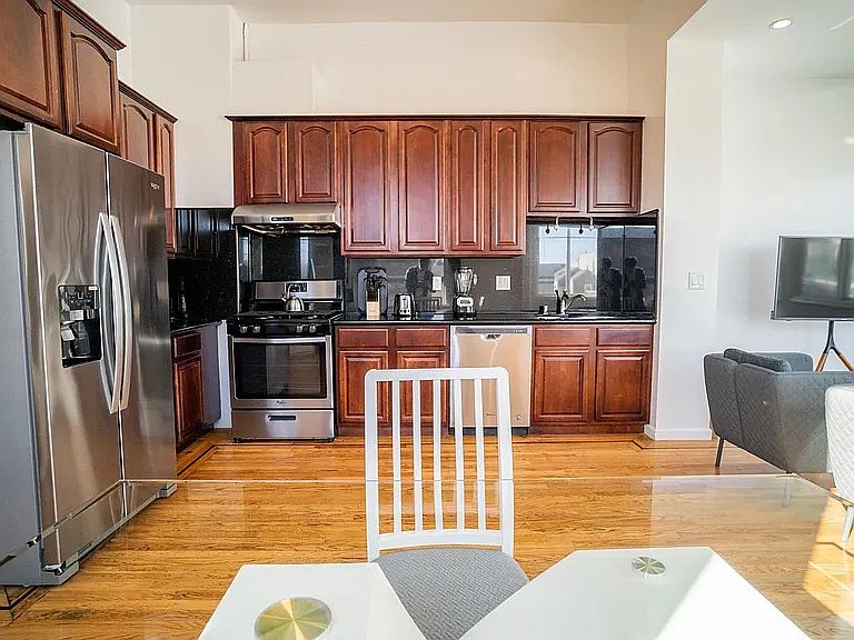 2066 McAllister St photo 3