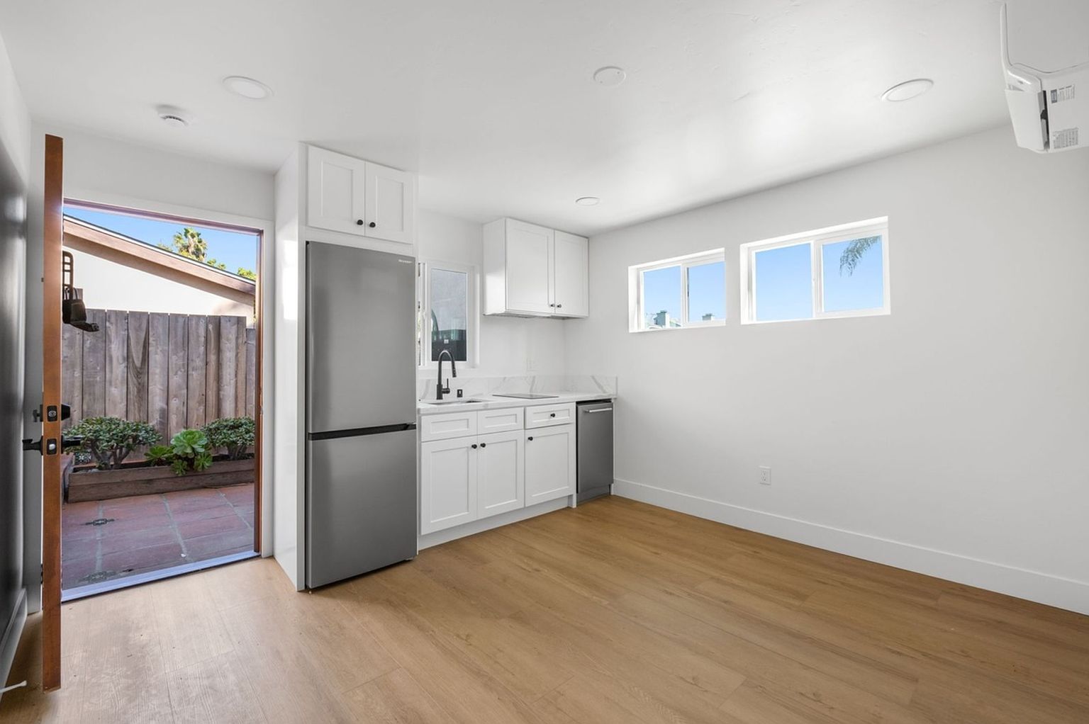 4344 Van Dyke Ave photo 4