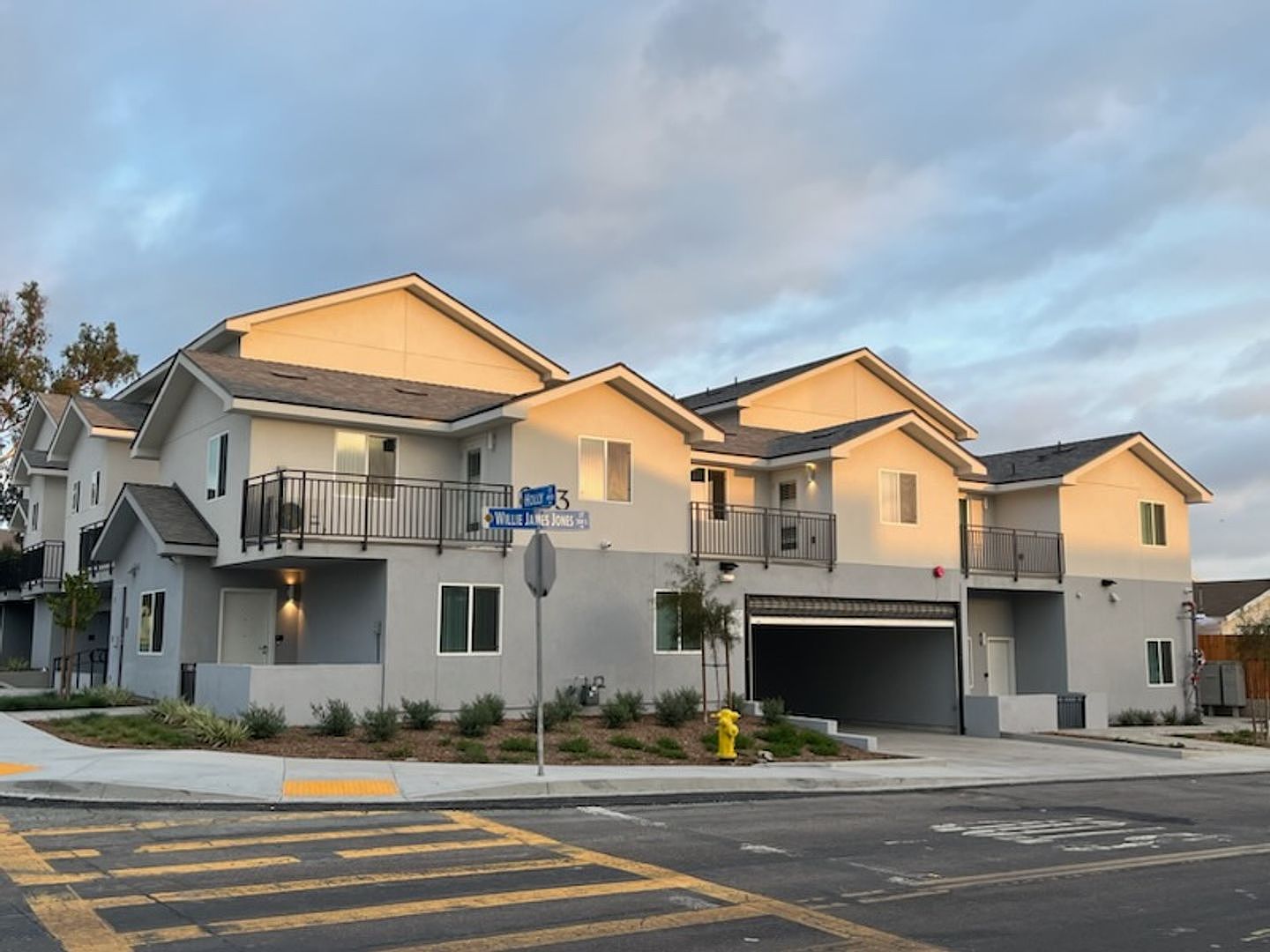 2 beds  1.5 baths (922 sqft) photo 3