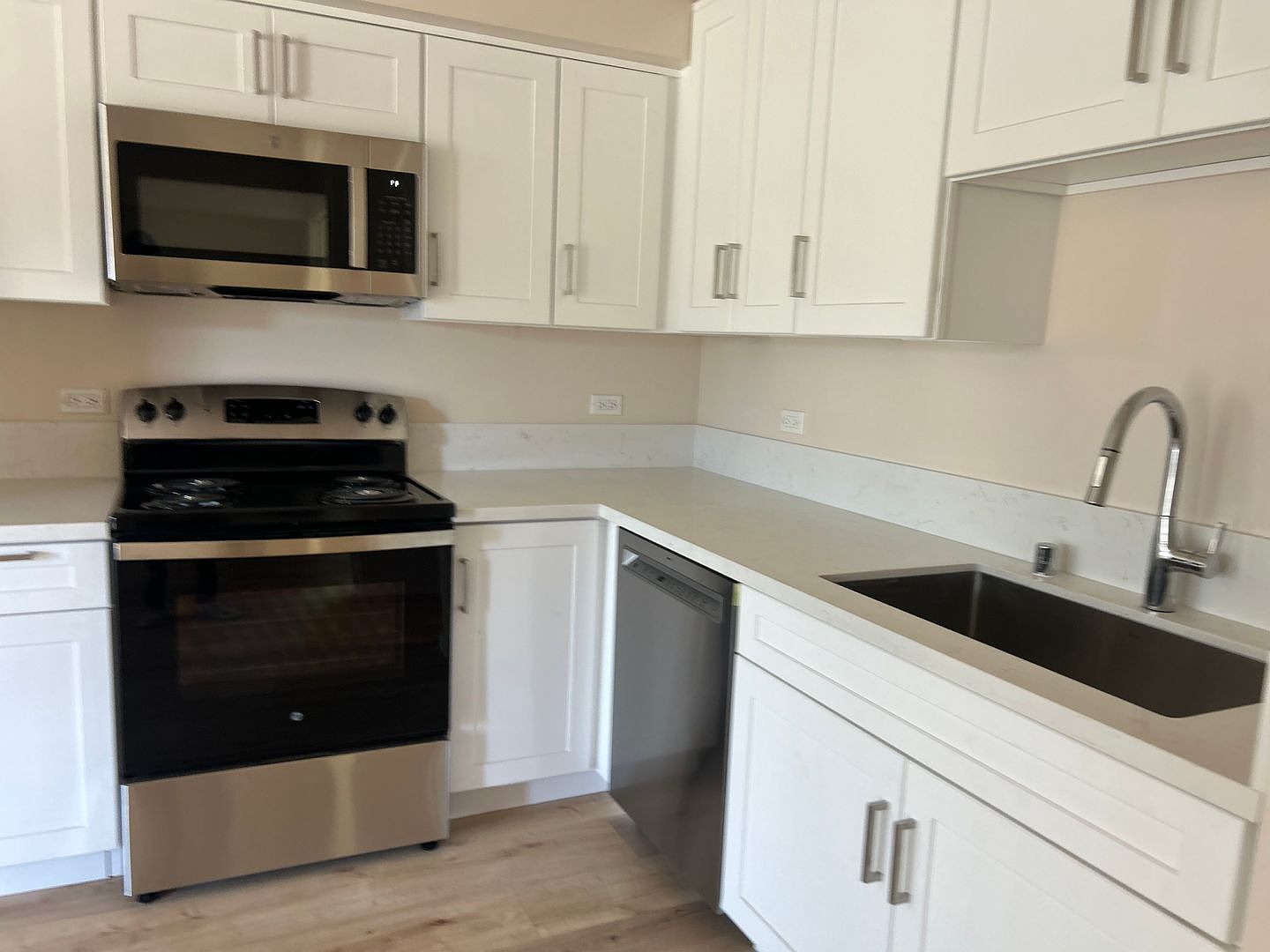 2 beds  1.5 baths (922 sqft) photo 5