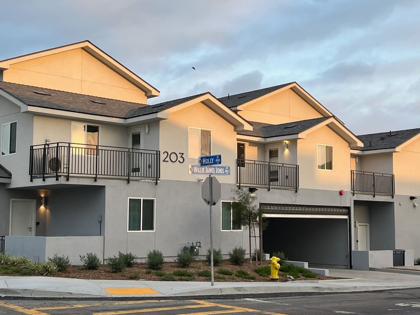 2 beds  1.5 baths (922 sqft) photo 2