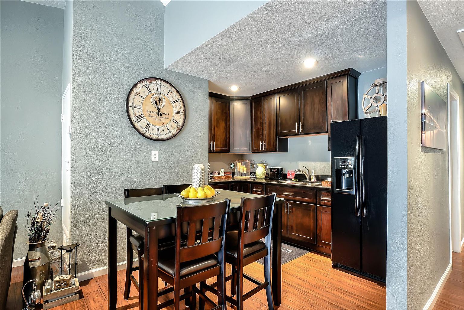 Medium 2 Bed 1 Bath photo 3
