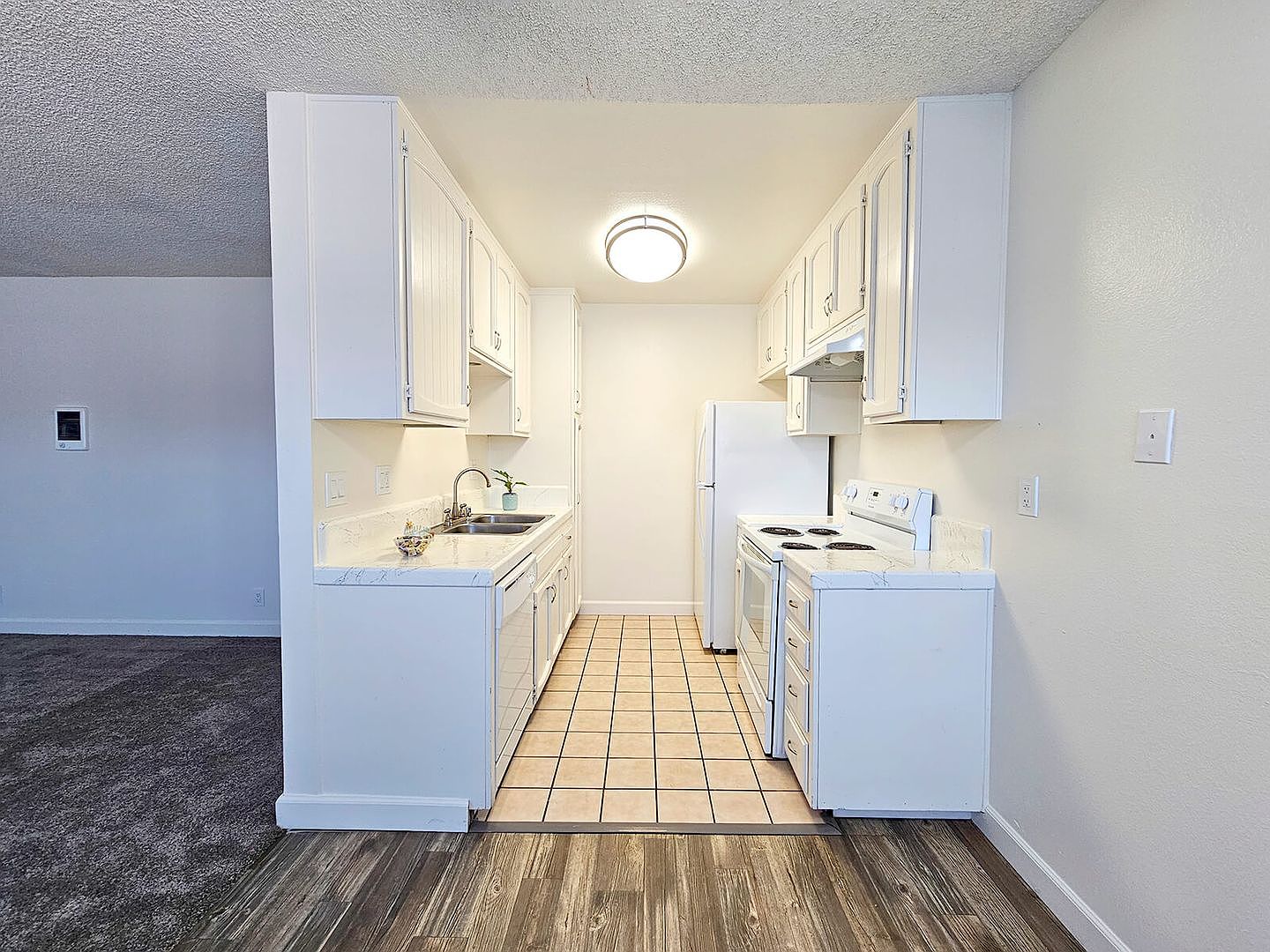 2 beds  1.0 baths photo 3