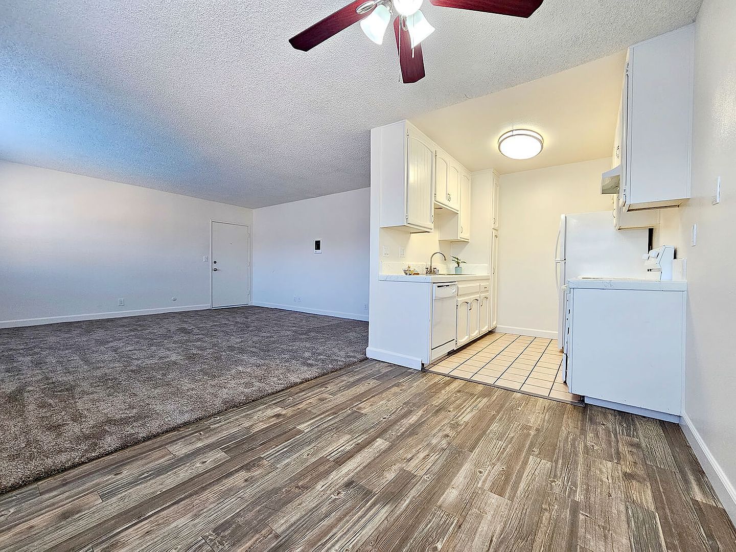 2 beds  1.0 baths photo 2