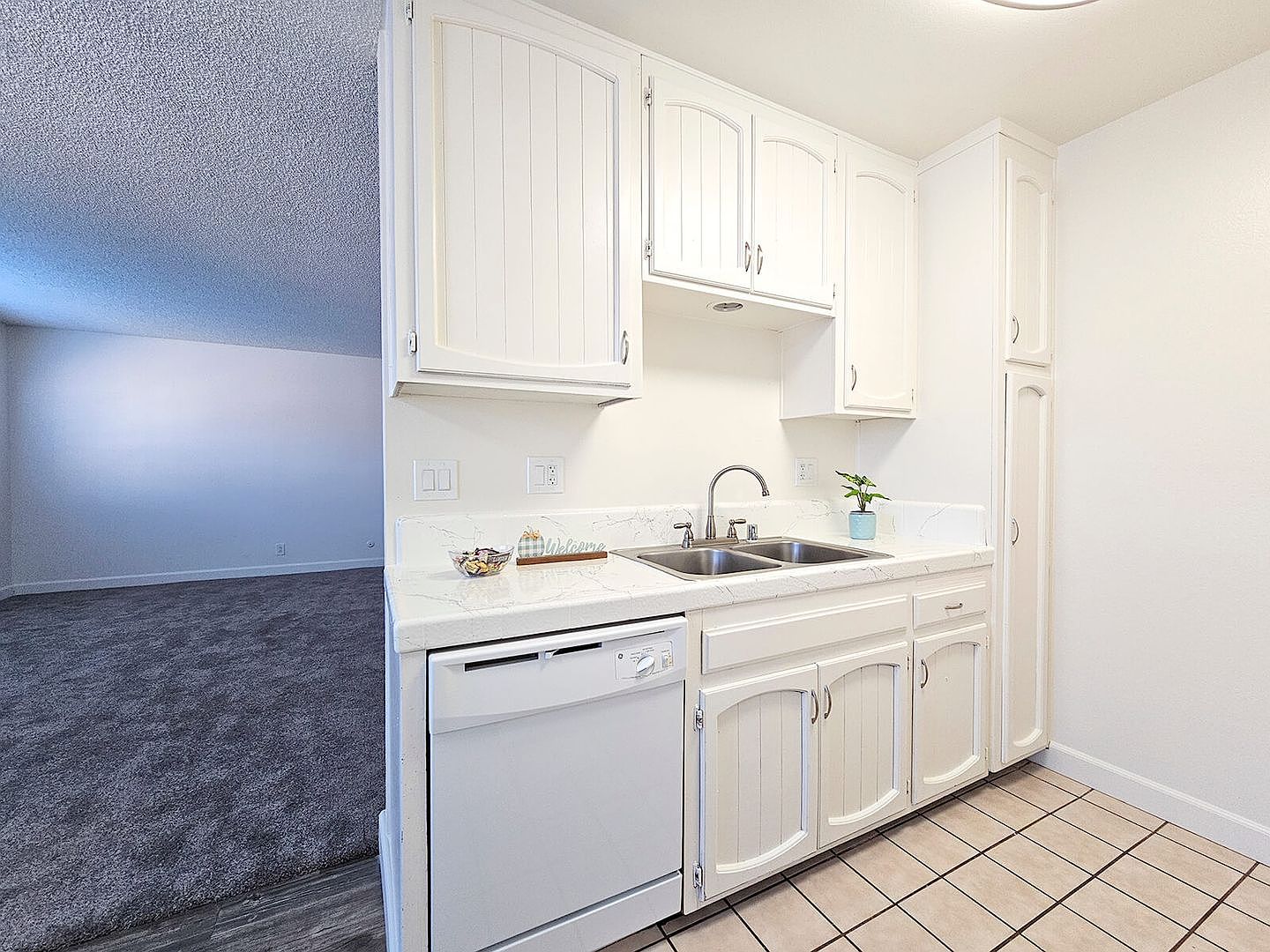 2 beds  1.0 baths photo 4