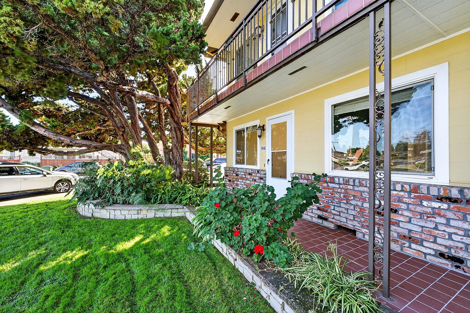 305 Kuehnis Dr photo 2