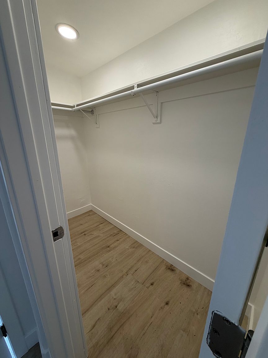 1802 W Vogel Ave photo 2