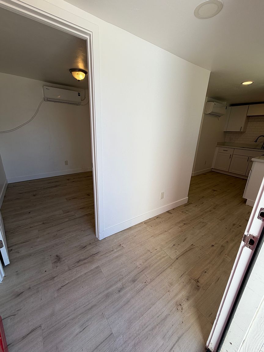 1802 W Vogel Ave photo 4