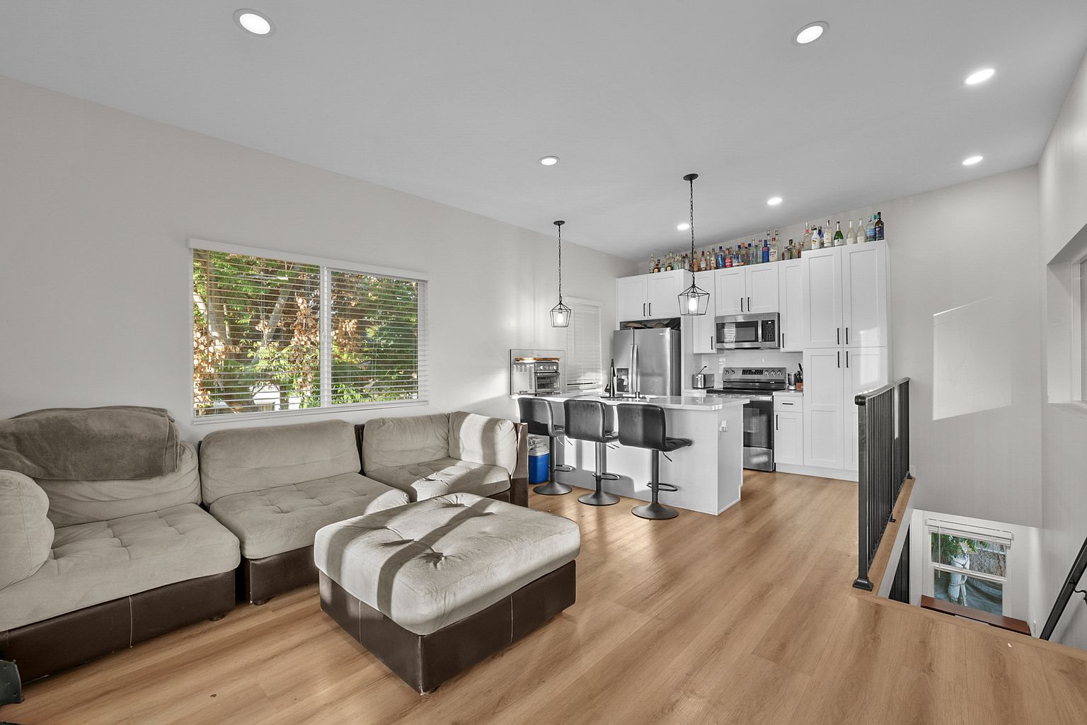 6126 Pembroke Dr photo 2