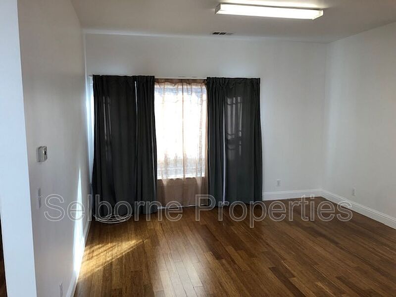 939 International Blvd photo 4