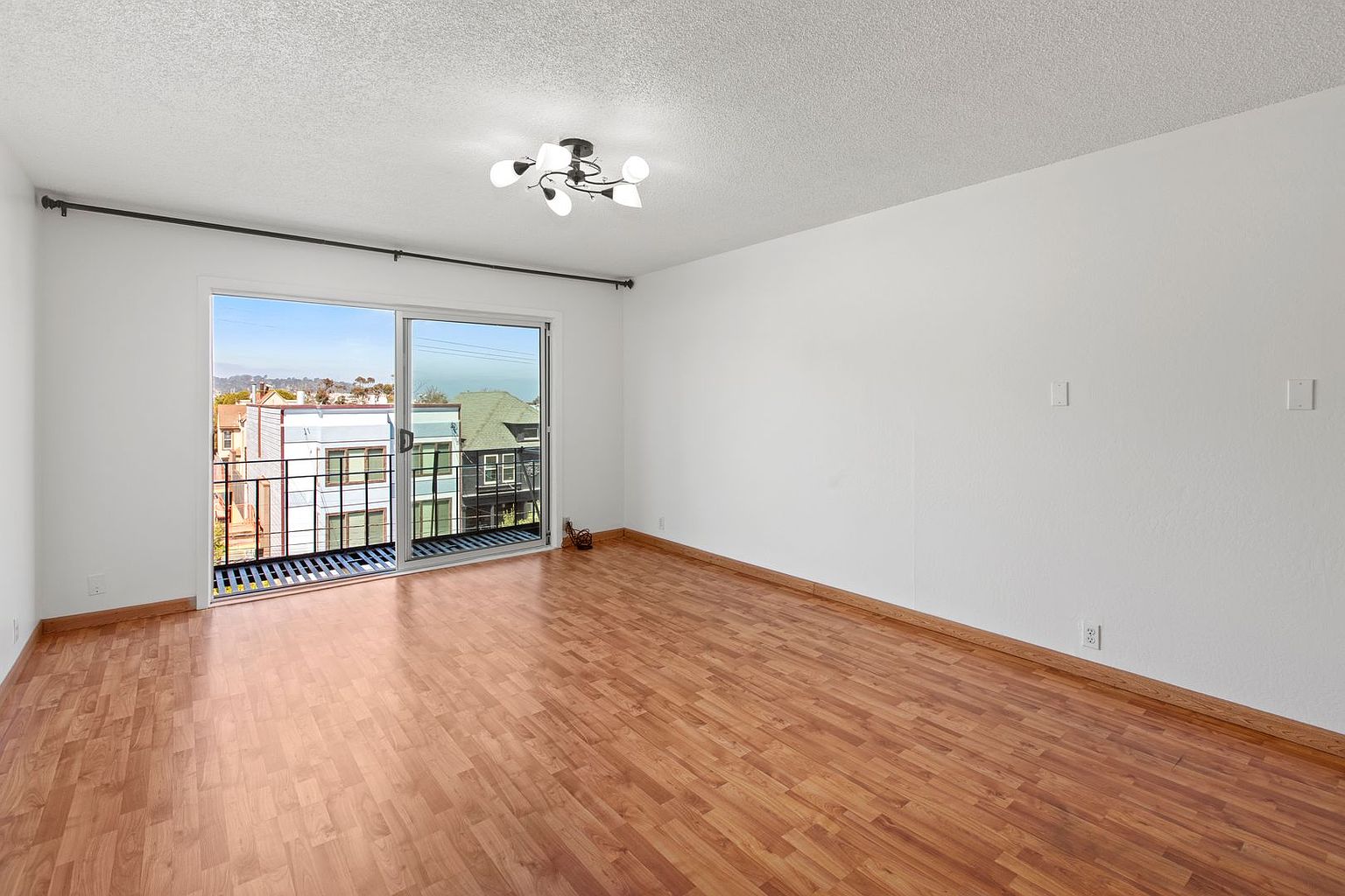 2BR/1BA Apartment on 12th Ave · San Francisco photo 2
