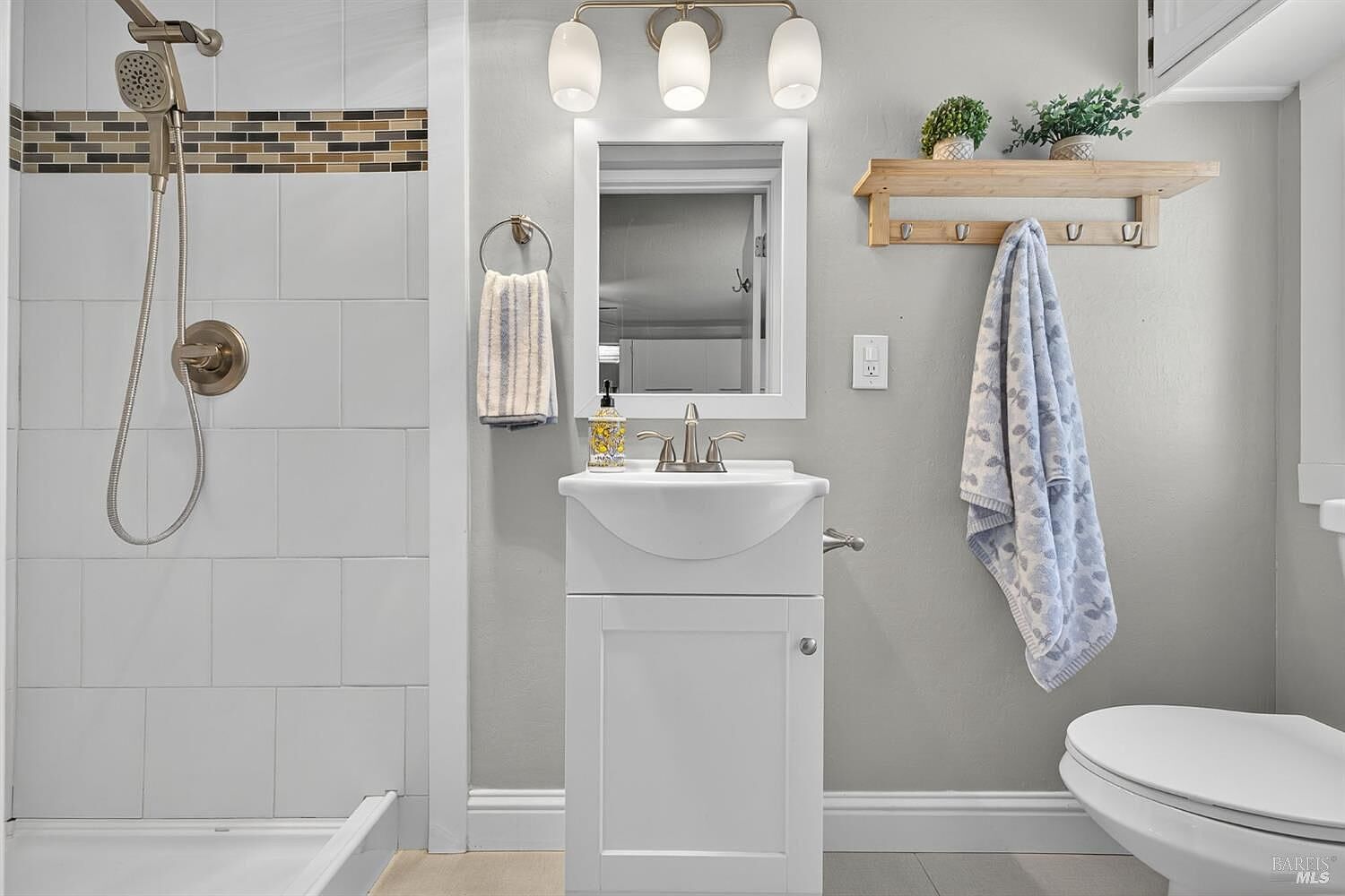575 La Verne Ave photo 5