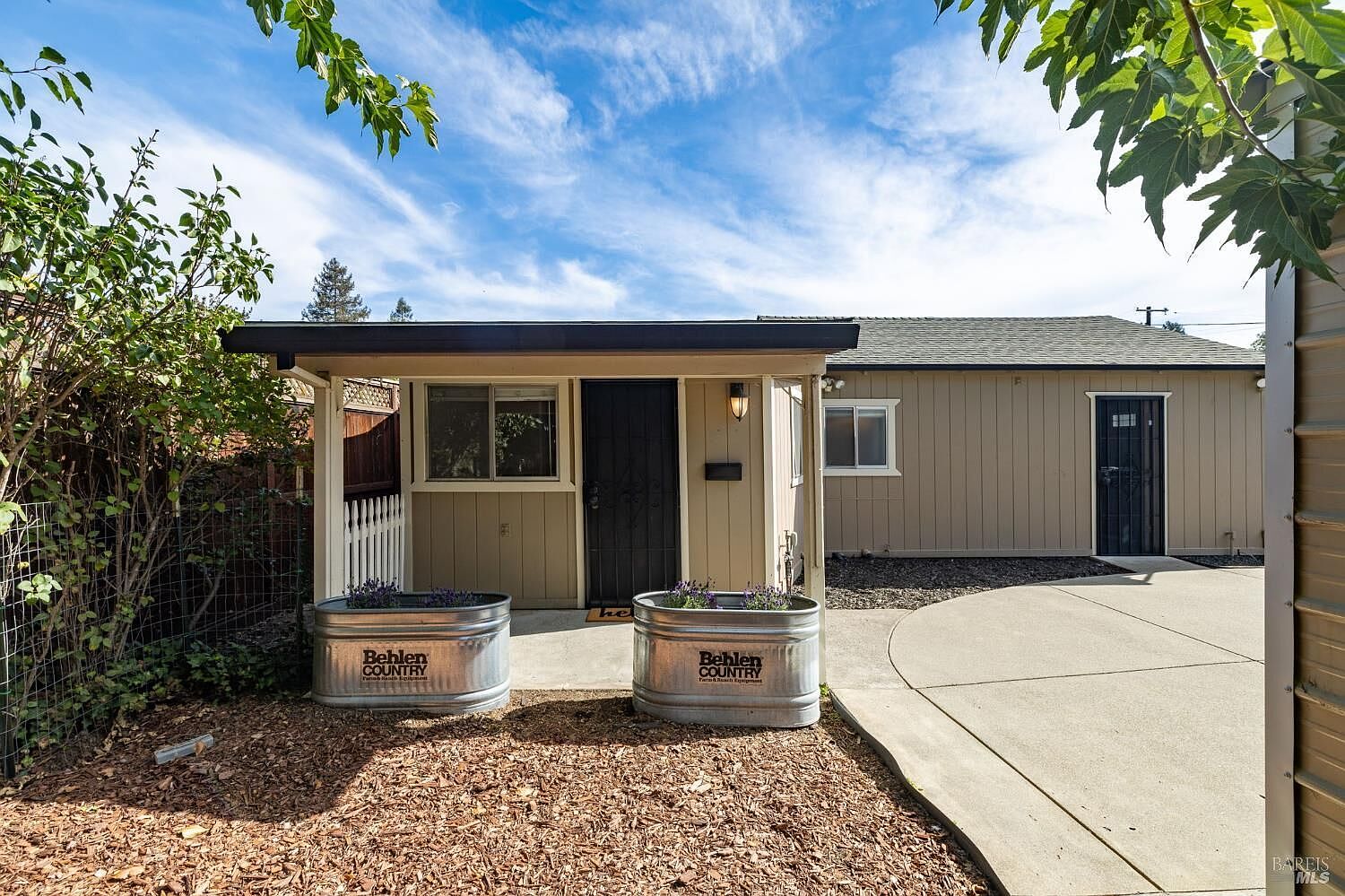 575 La Verne Ave photo 2
