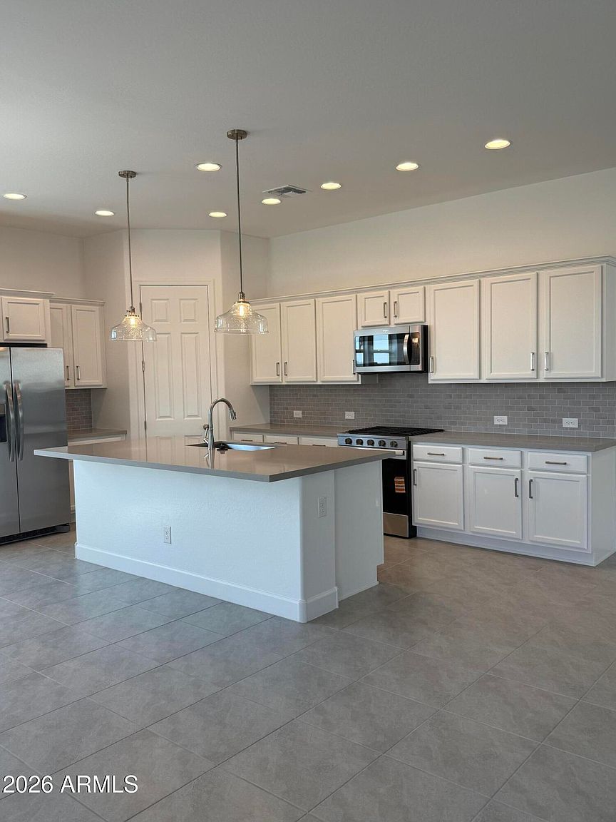 2921 E Mission Ln photo 3