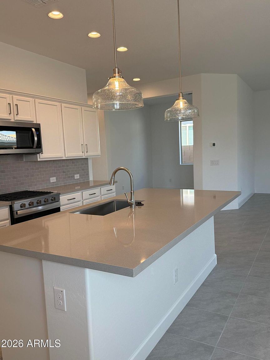 2921 E Mission Ln photo 5
