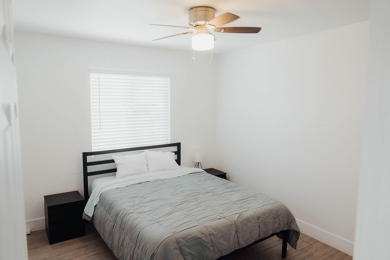 2 beds  1.0 baths (700 sqft) photo 3