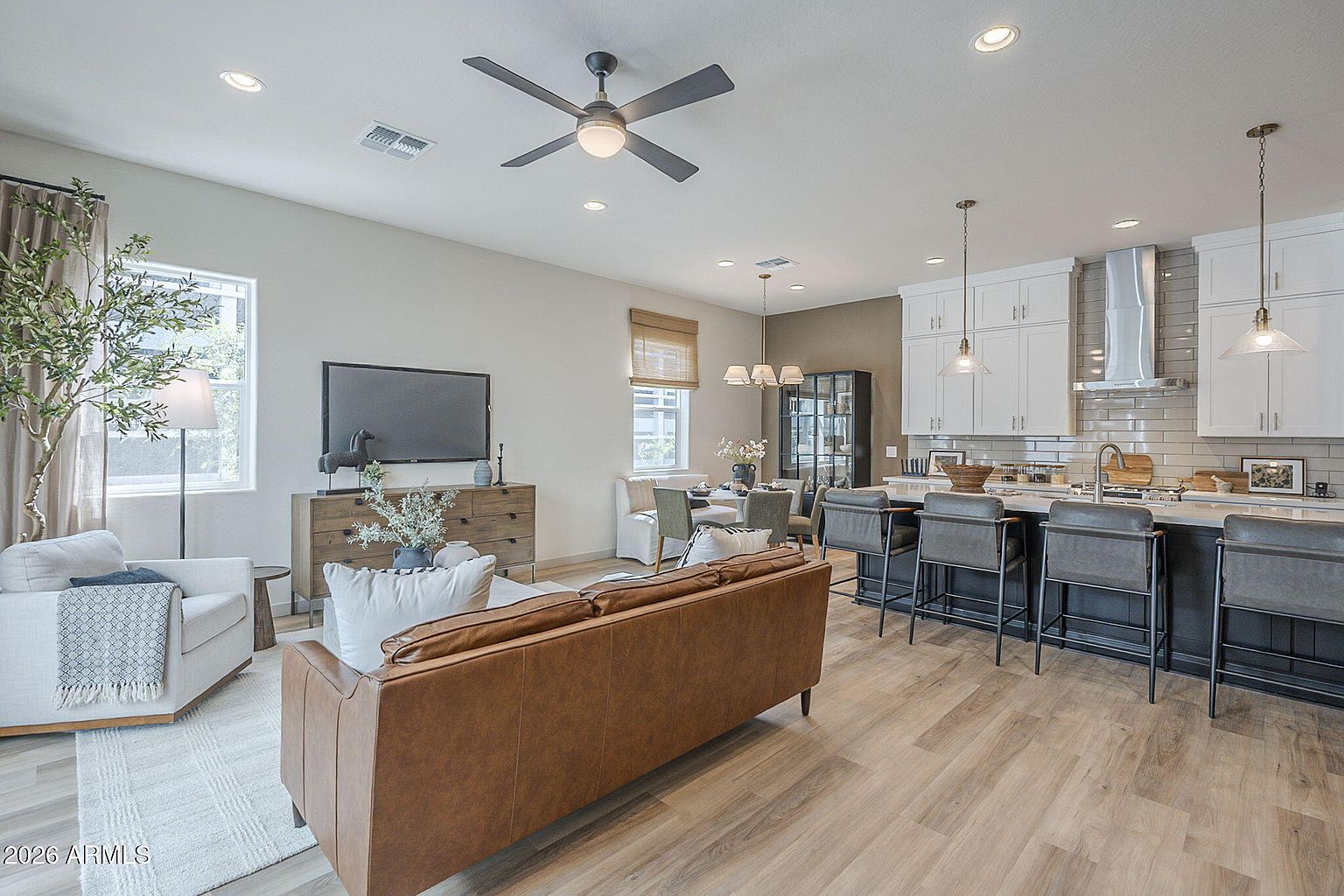 115 W Holcomb Ln