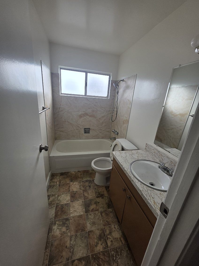 2BR/1BA Duplex on Stannage Ave · Albany photo 5