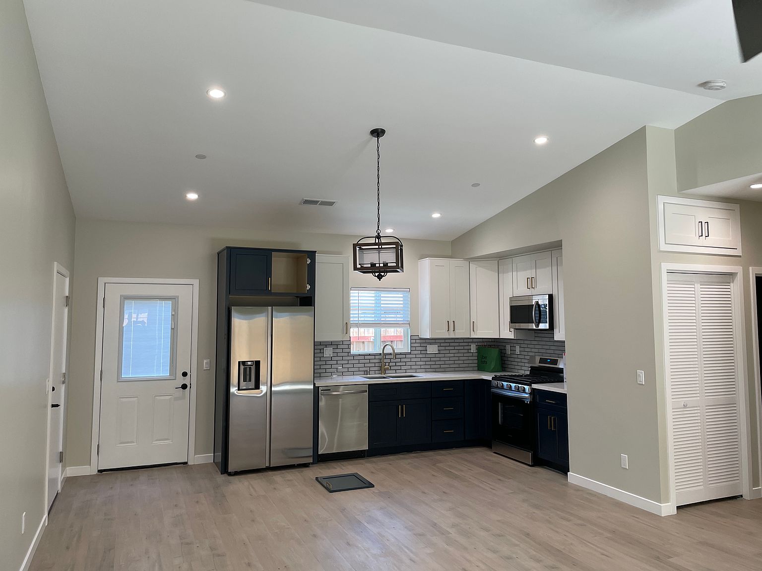 456 Delaware St photo 3