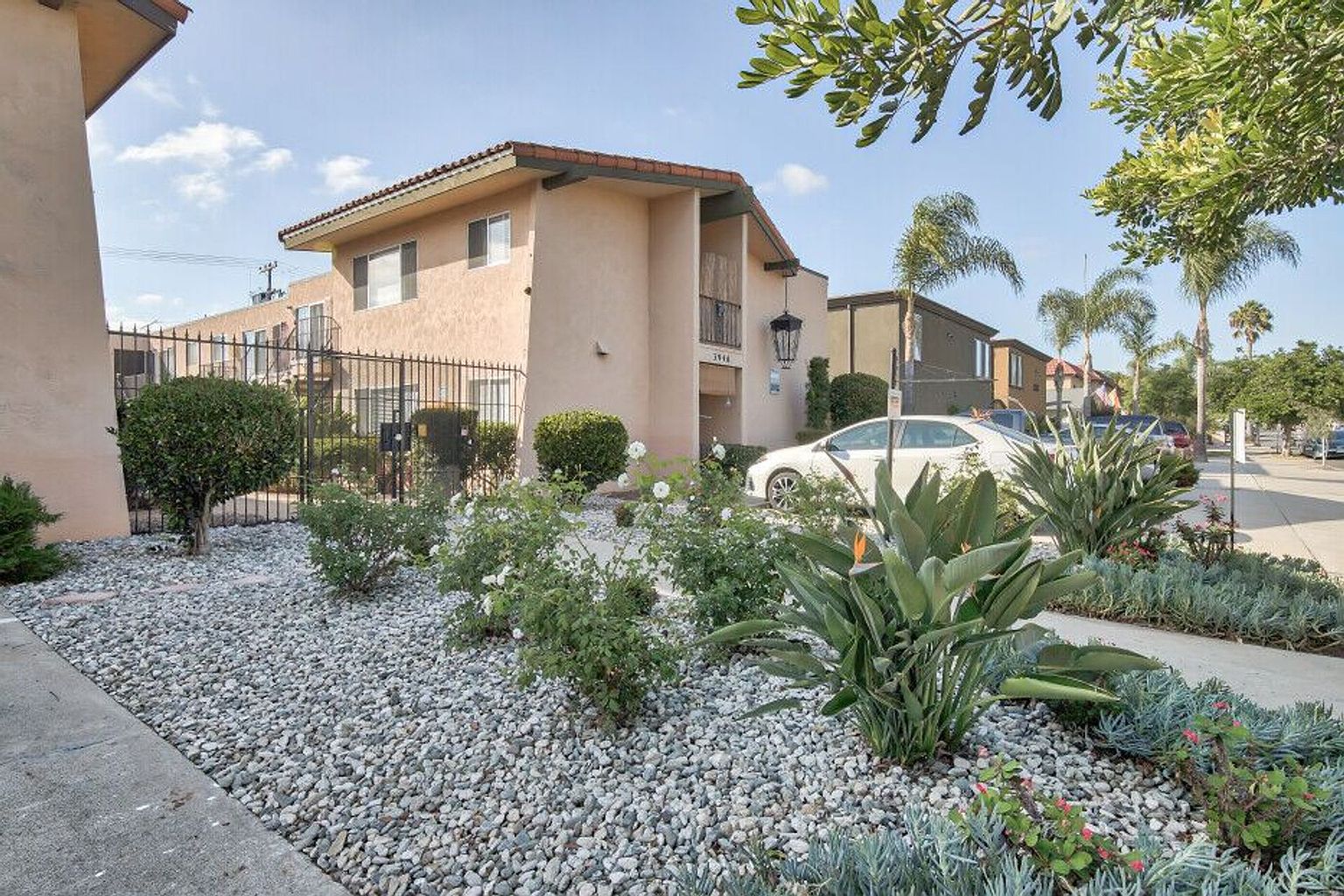 2 beds  1.0 baths photo 3