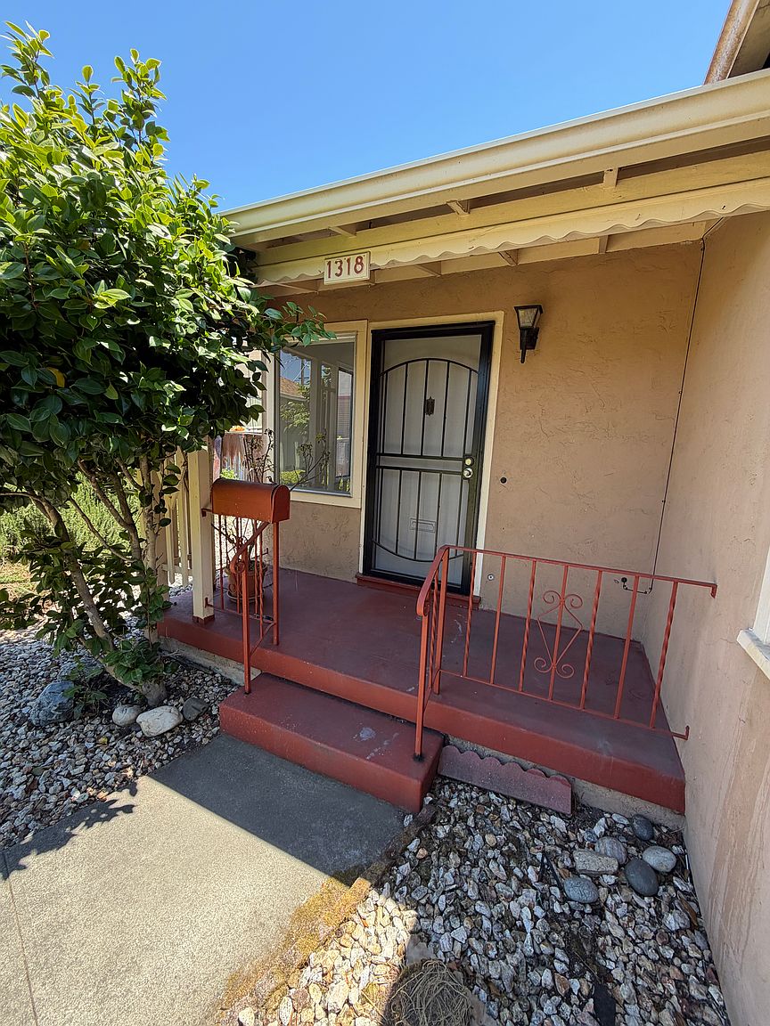 2BR/1BA Duplex on 135th Ave · San Leandro photo 2