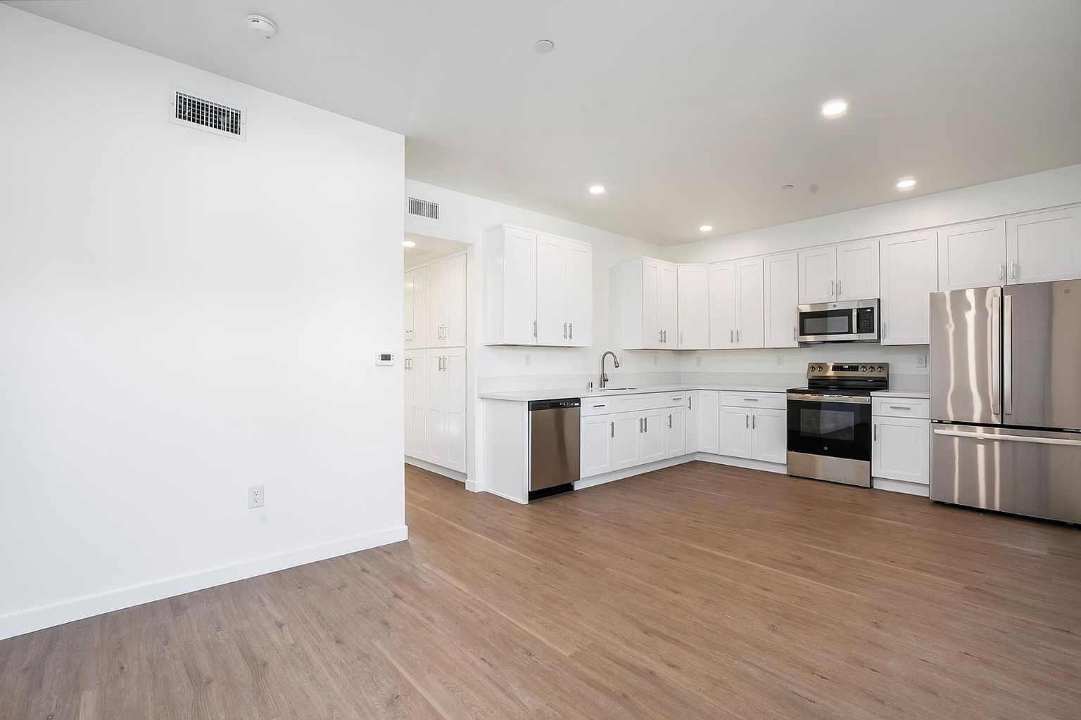 1815 La Siesta Way photo 2