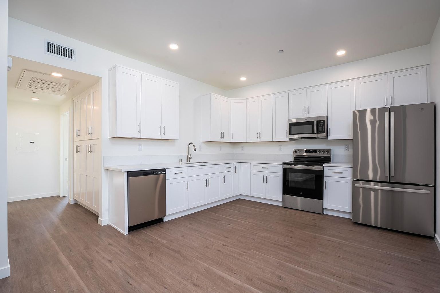 1815 La Siesta Way photo 4