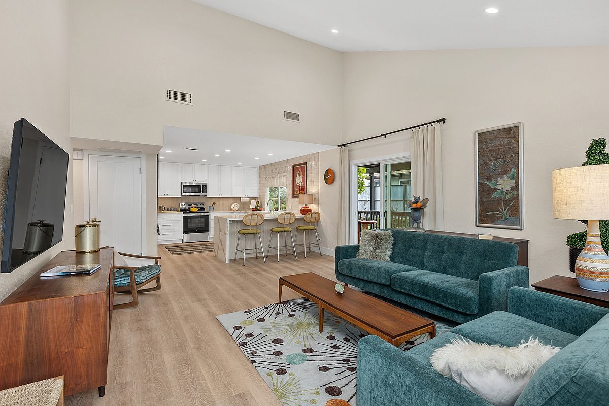 2457 Levante St photo 3