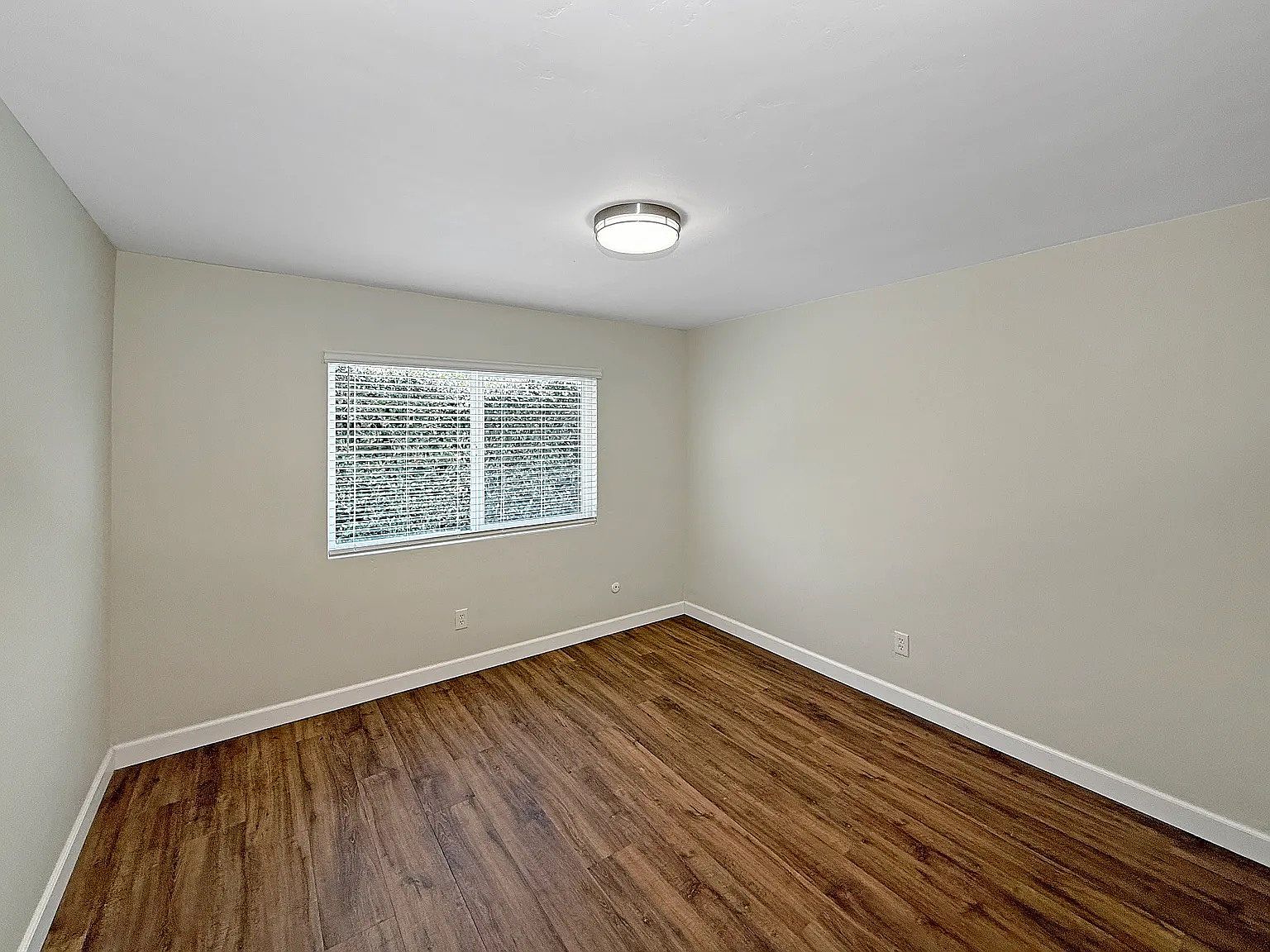 4835 Niagara Ave photo 2